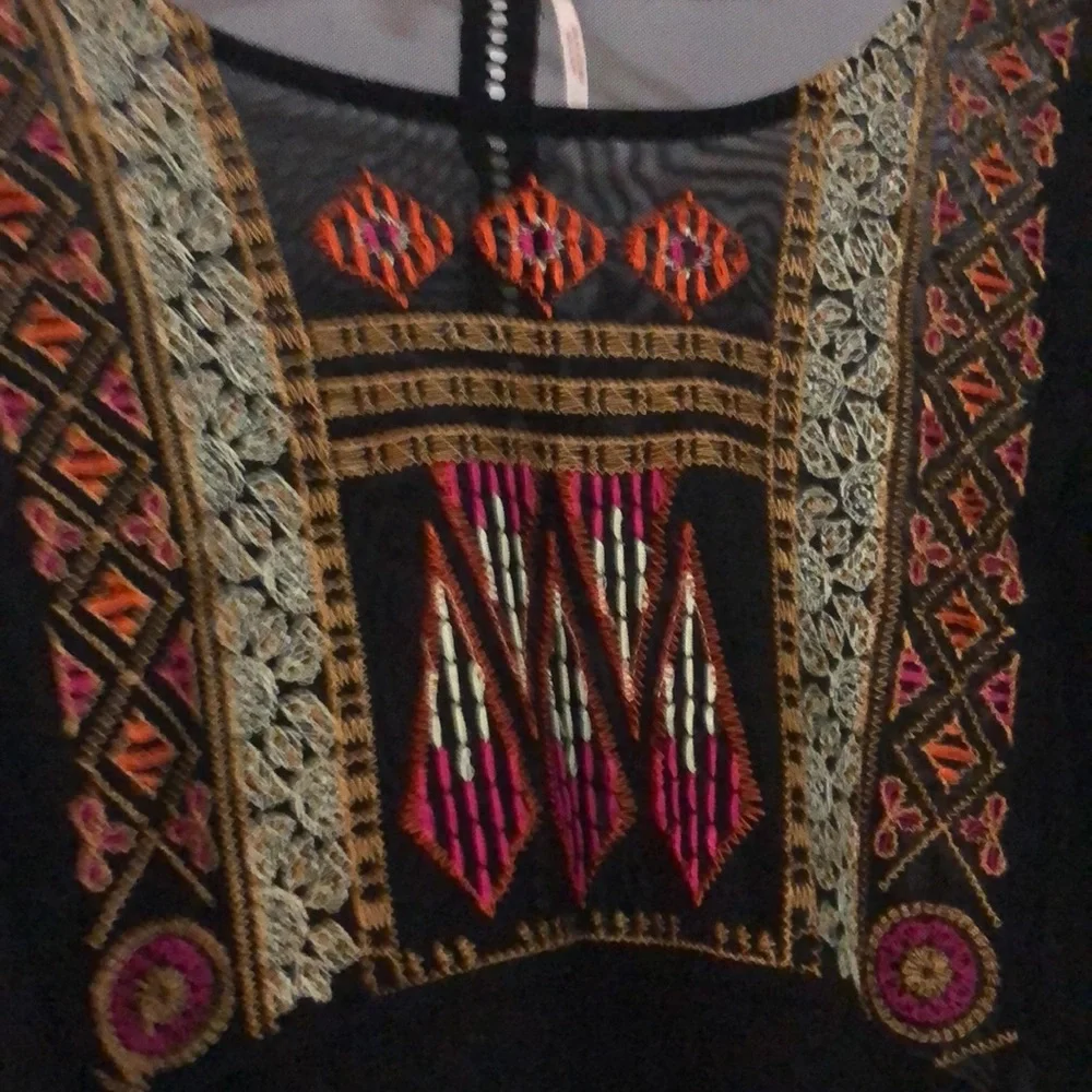 - FREE PEOPLE Beautiful Embroidered Free People blouse. XS